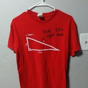 𝅺delta pro weight unisex red t-shirt. Size Medium.